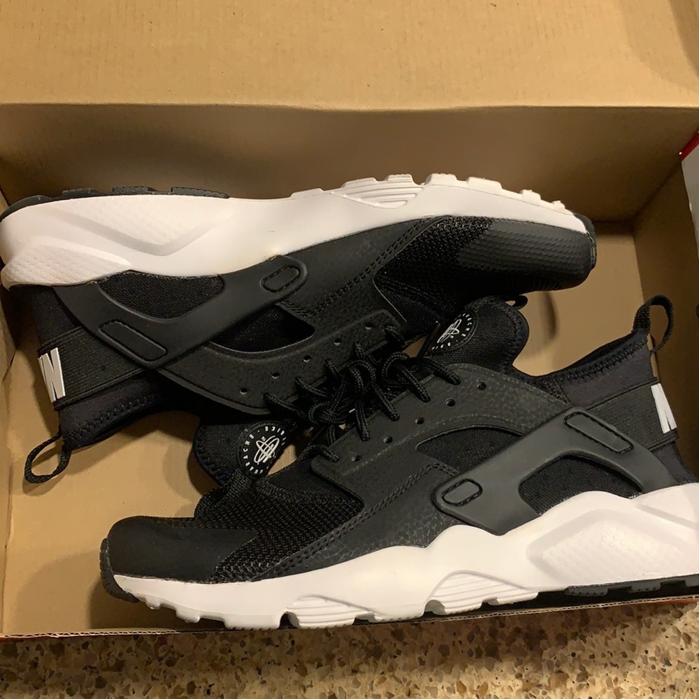 black and white huaraches